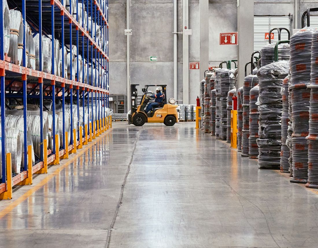 Forklift restacking and moving pallets inside the Atlas Crossdock warehouse